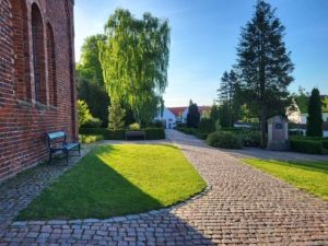 Karlebo kirke og kirkegård