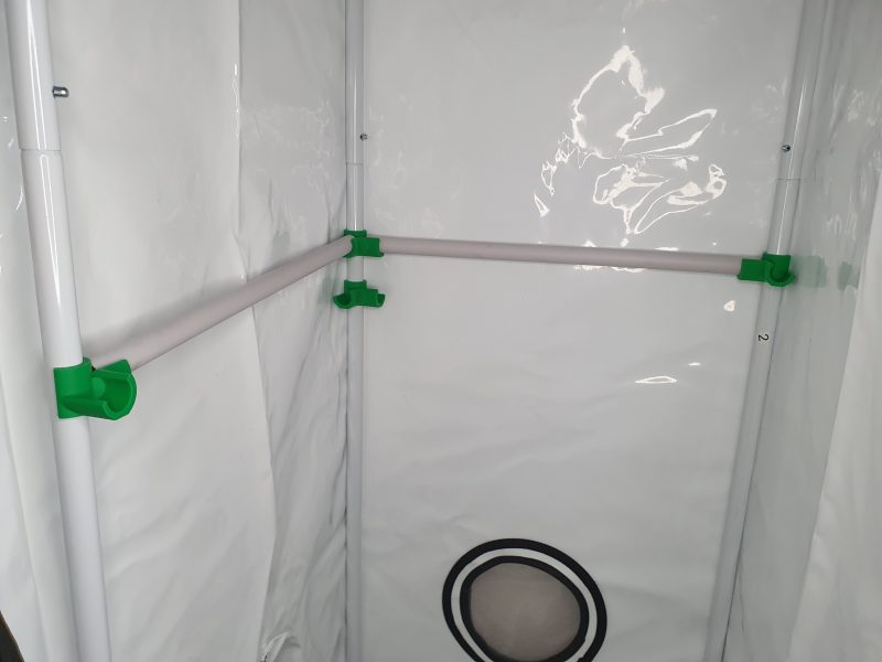 SpaceBooster-Stangen im Growzelt zur Stabilisierung gegen Unterdruck, frontale Ansicht