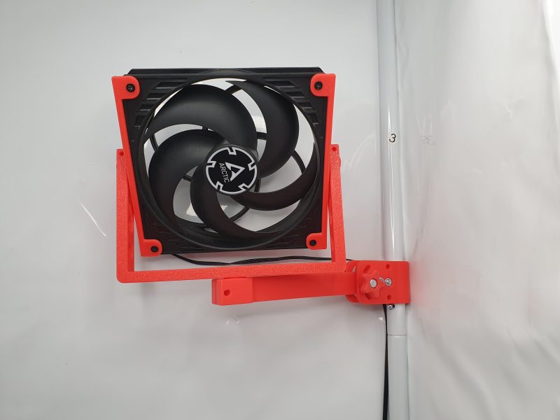 Flüsterleiser PC-Lüfter mit Halterung frontal in Growbox montiert