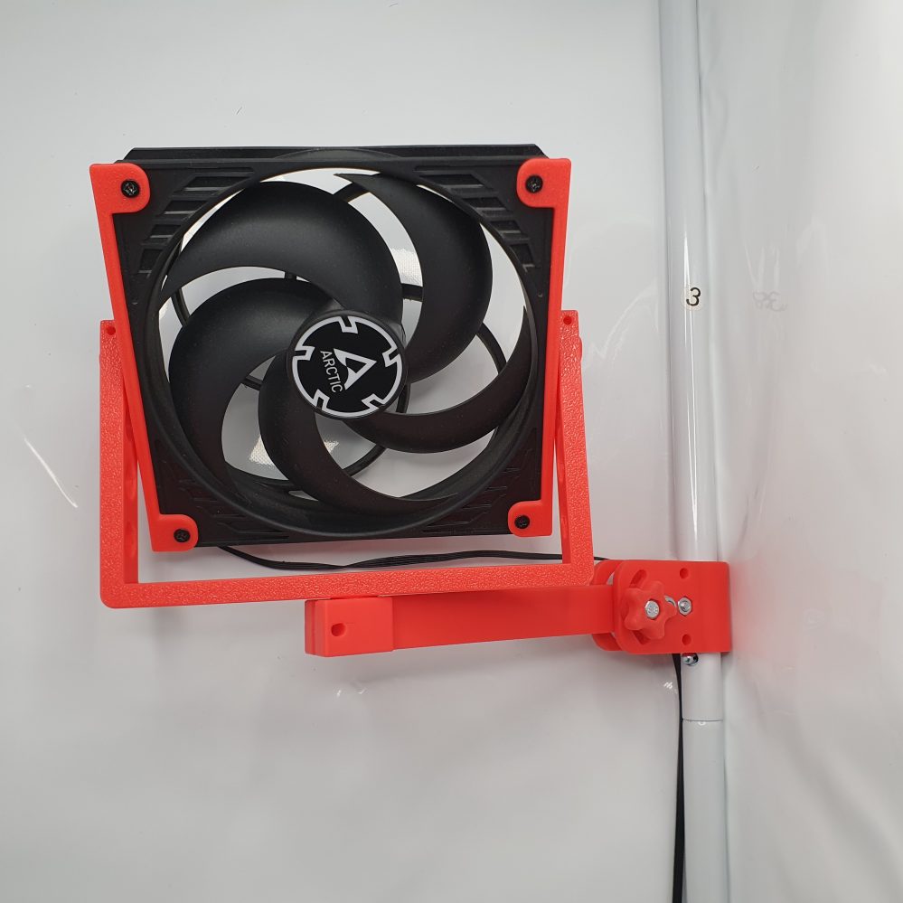 Flüsterleiser PC-Lüfter mit Halterung frontal in Growbox montiert
