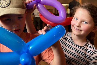 Foto som föreställer en flicka med ballong