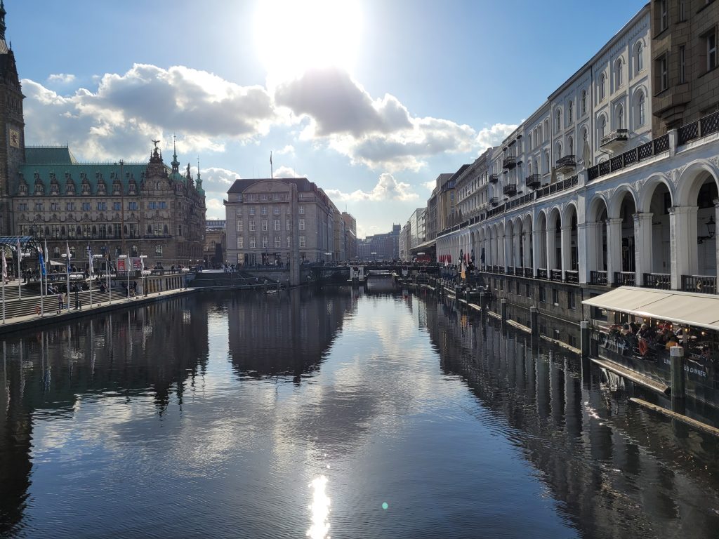 Hamburg, Blick auf Wasser an der Binnenalster Richtung Stadt