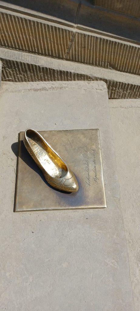 Schuh von Aschenputtel auf der Treppe am Schloss Moritzburg