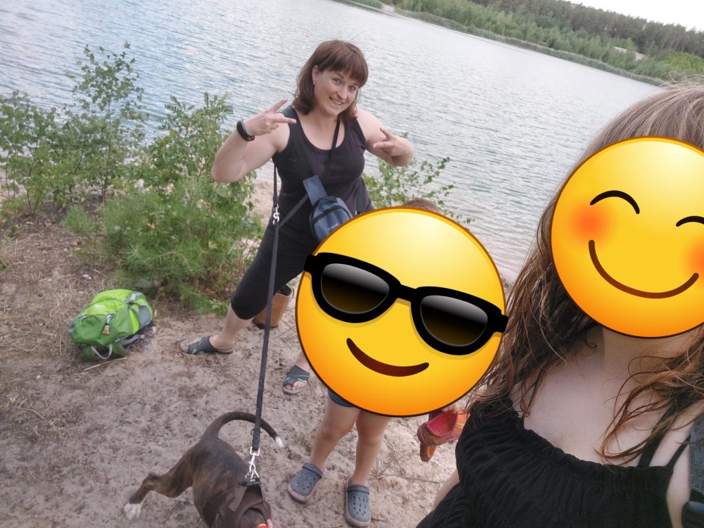Iche mit Sohni und meiner kleinen Schwester, sowie dem Hundi am See