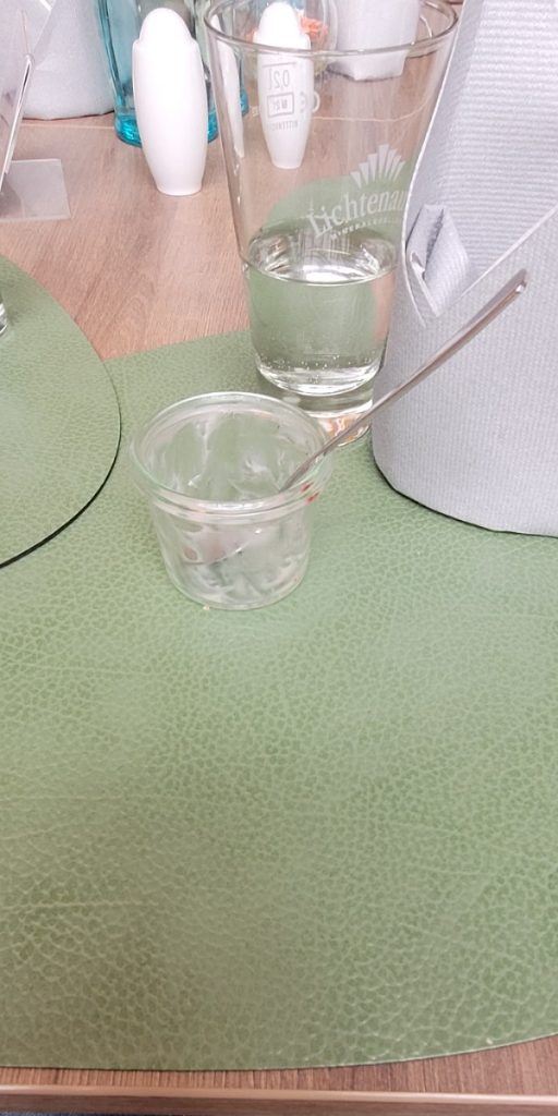 Blick auf  Tisch mit leeren Dessert-Glas und Wasserglas