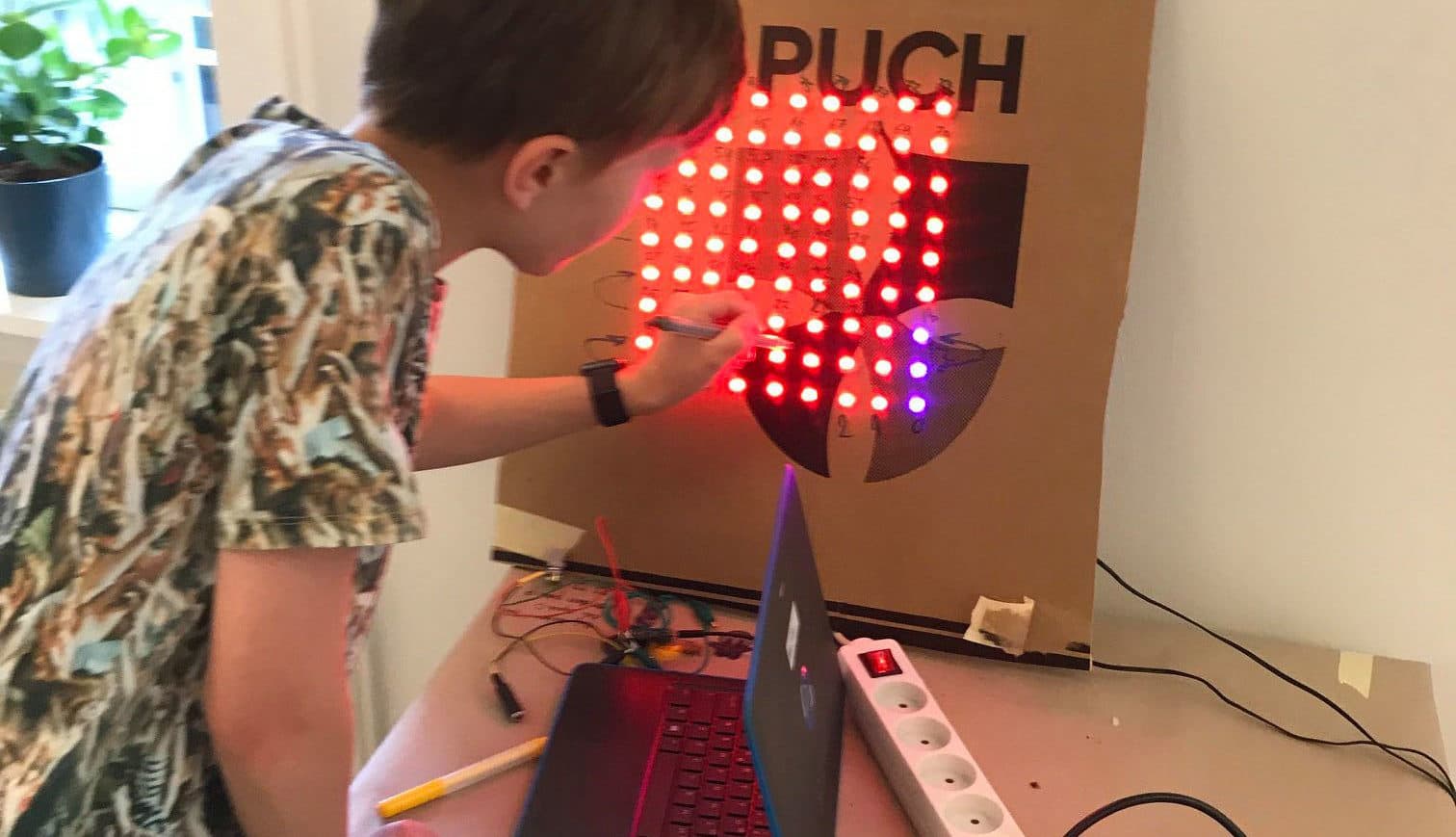 elev programmerer et pixeldisplay til opfinderklub