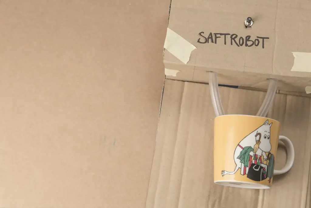 Papskabt saftevandsrobot med slanger og kop