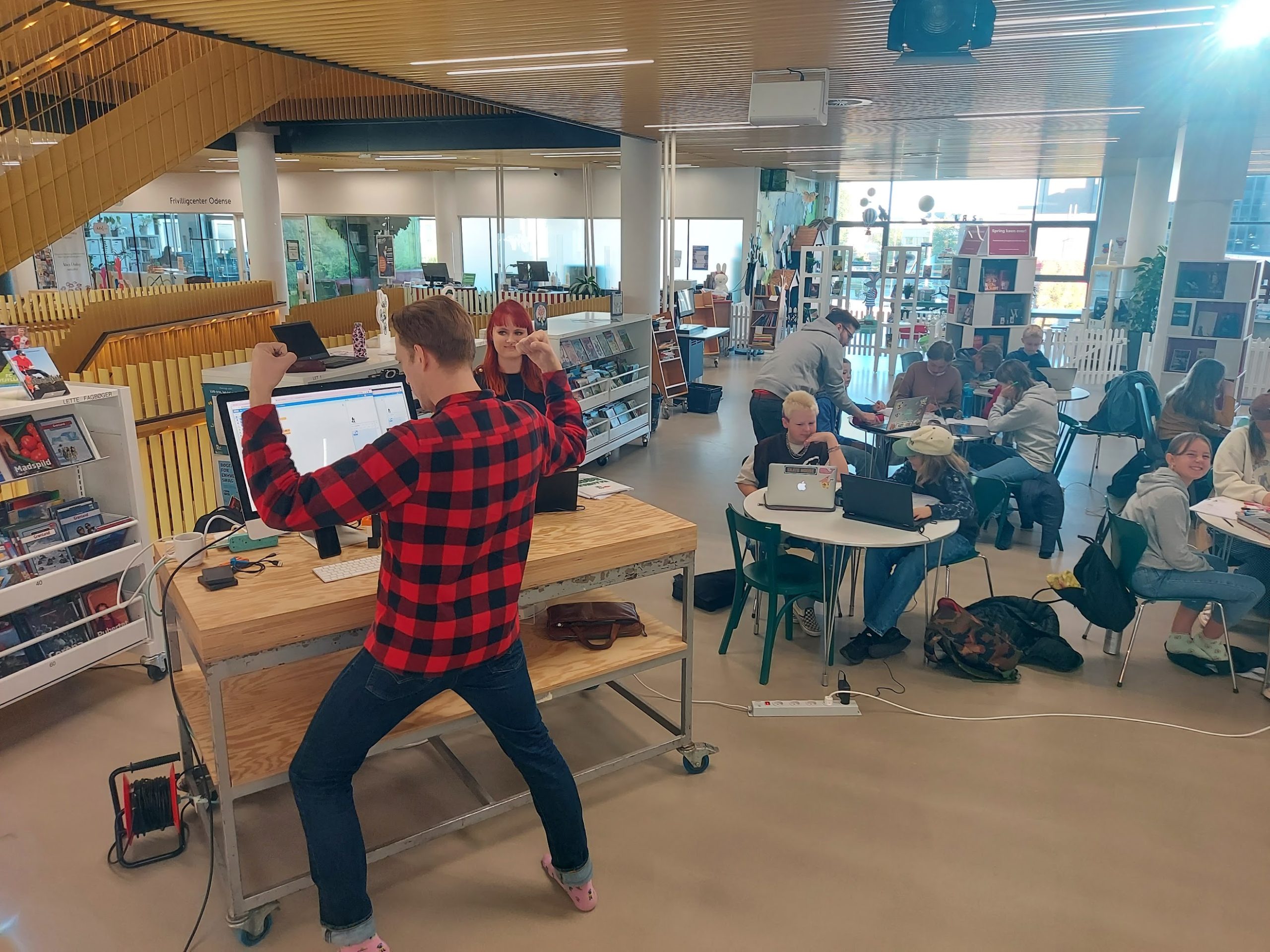 Guldastronaut underviser elever på biblioteket og livestreamer samtidig Det Europæiske Kodeeventyr