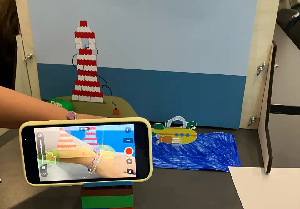 Stopmotion-studie med fyrtårn, ubåd og mobiltelefon klar til optagelse.