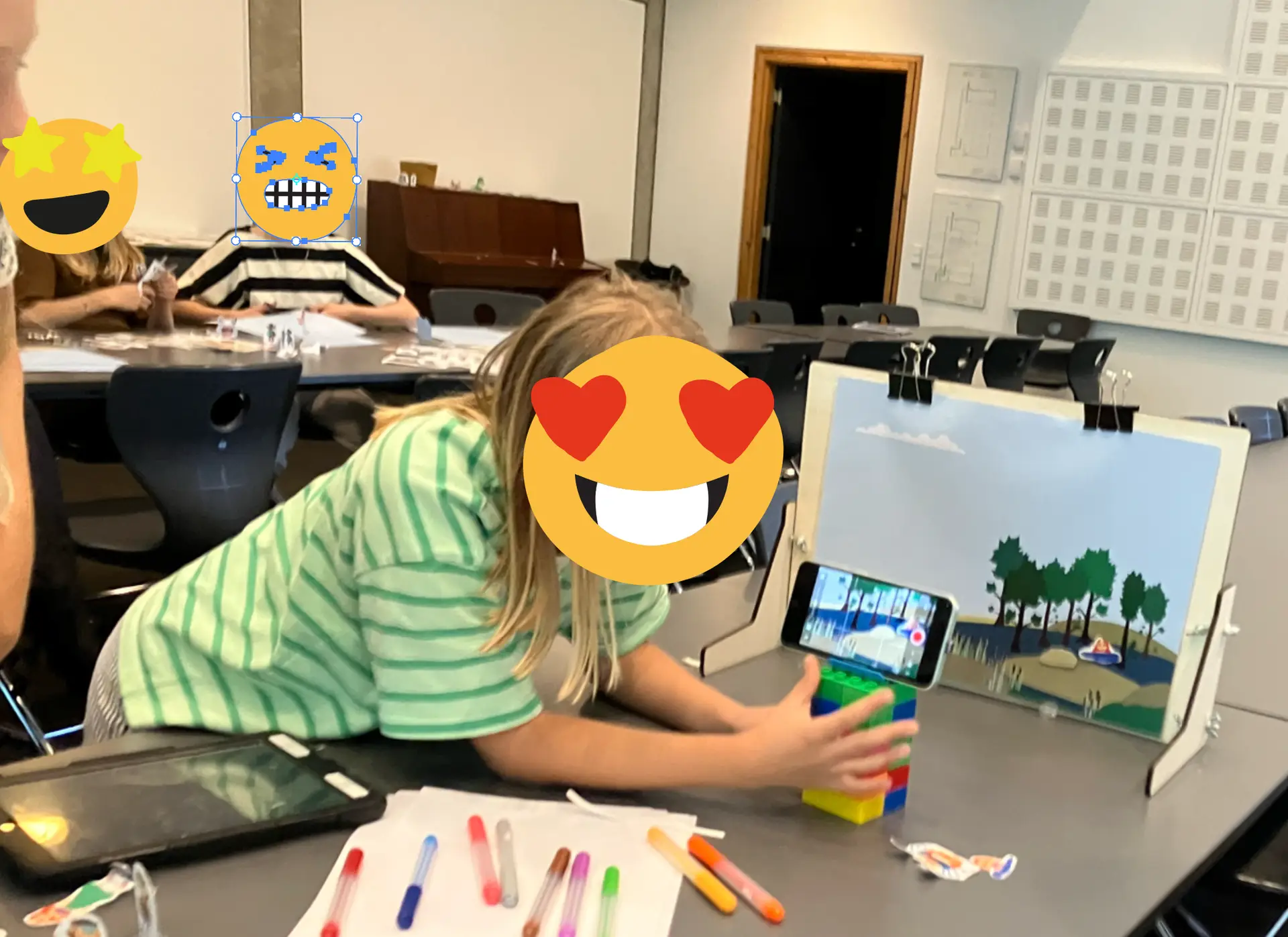 Elev arbejder med stopmotion i et laserskåret animationsstudie under Fantasyfestivalen.