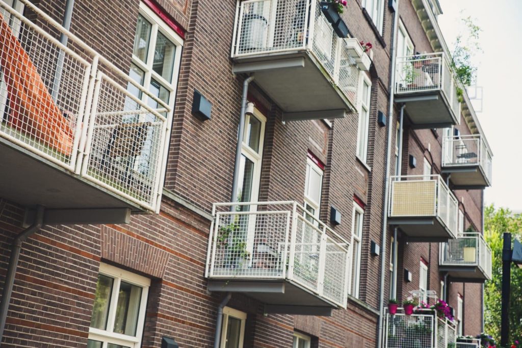 Wat heeft de uitpondgolf voor een impact op de woningmarkt? Gevels van een complex in Utrecht, taxateur Utrecht, uitpondgolf beleggers