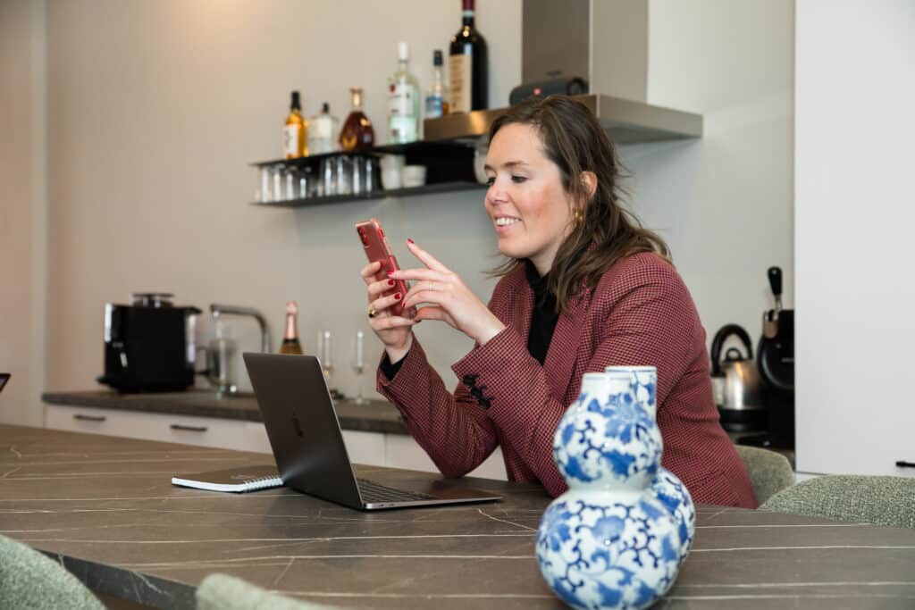 Wat gaat de hypotheekrente doen? Lindy Hendriks aan balie op kantoor onderzoek naar hypotheekrente