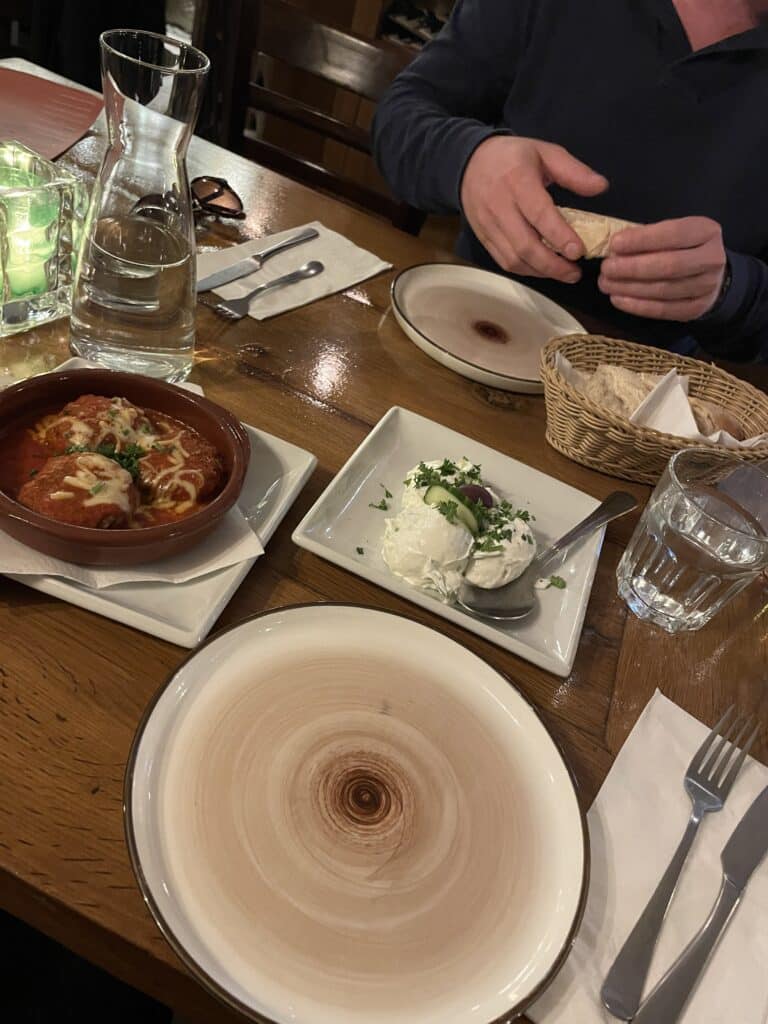 Dikkertje, een authentieke Griekse sfeer op de Amsterdamsestraatweg Eten Dikkertje