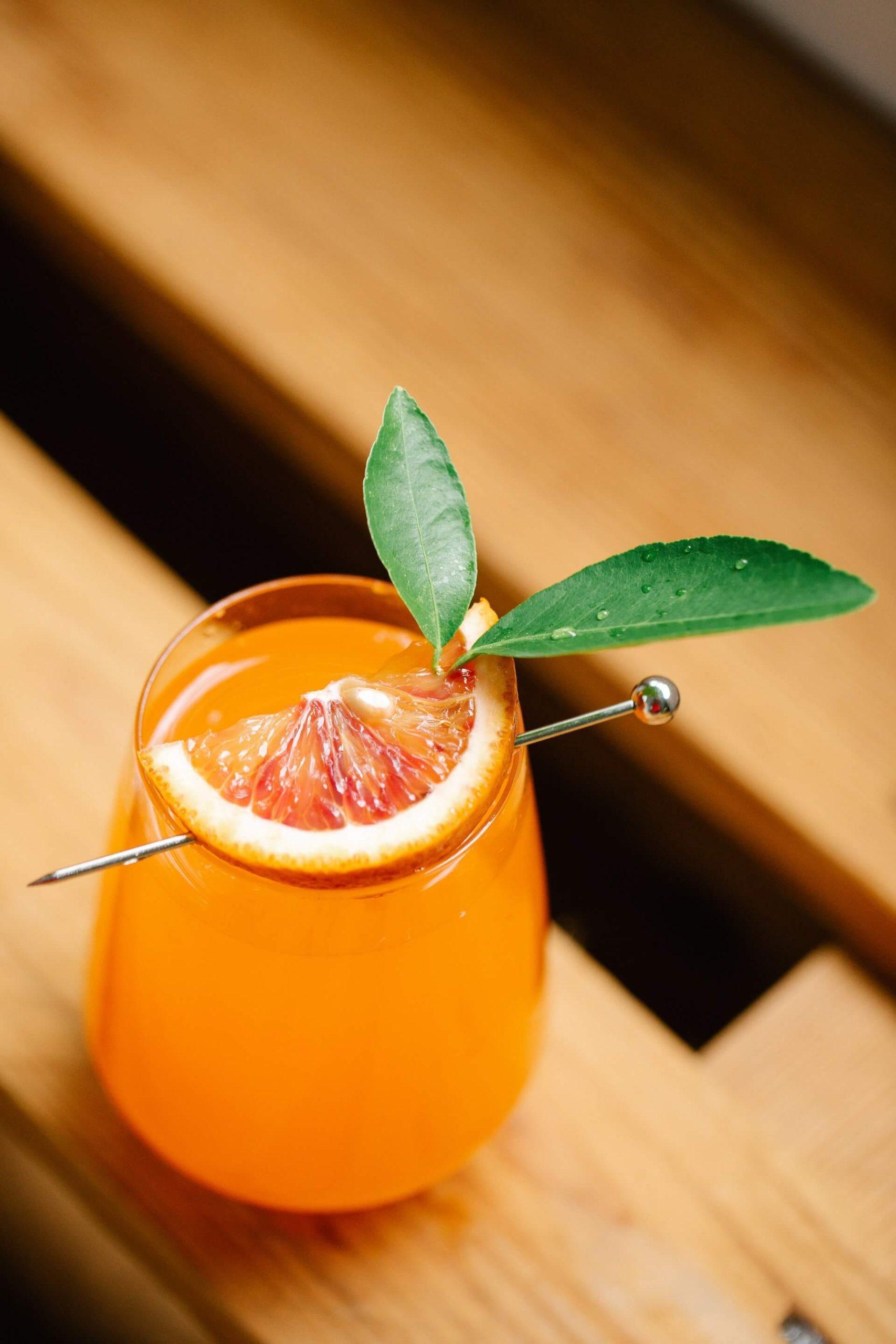Pärlande Blodapelsin pärlande blodapelsin drink med blodapelsin, gin, cointreau och champagne
