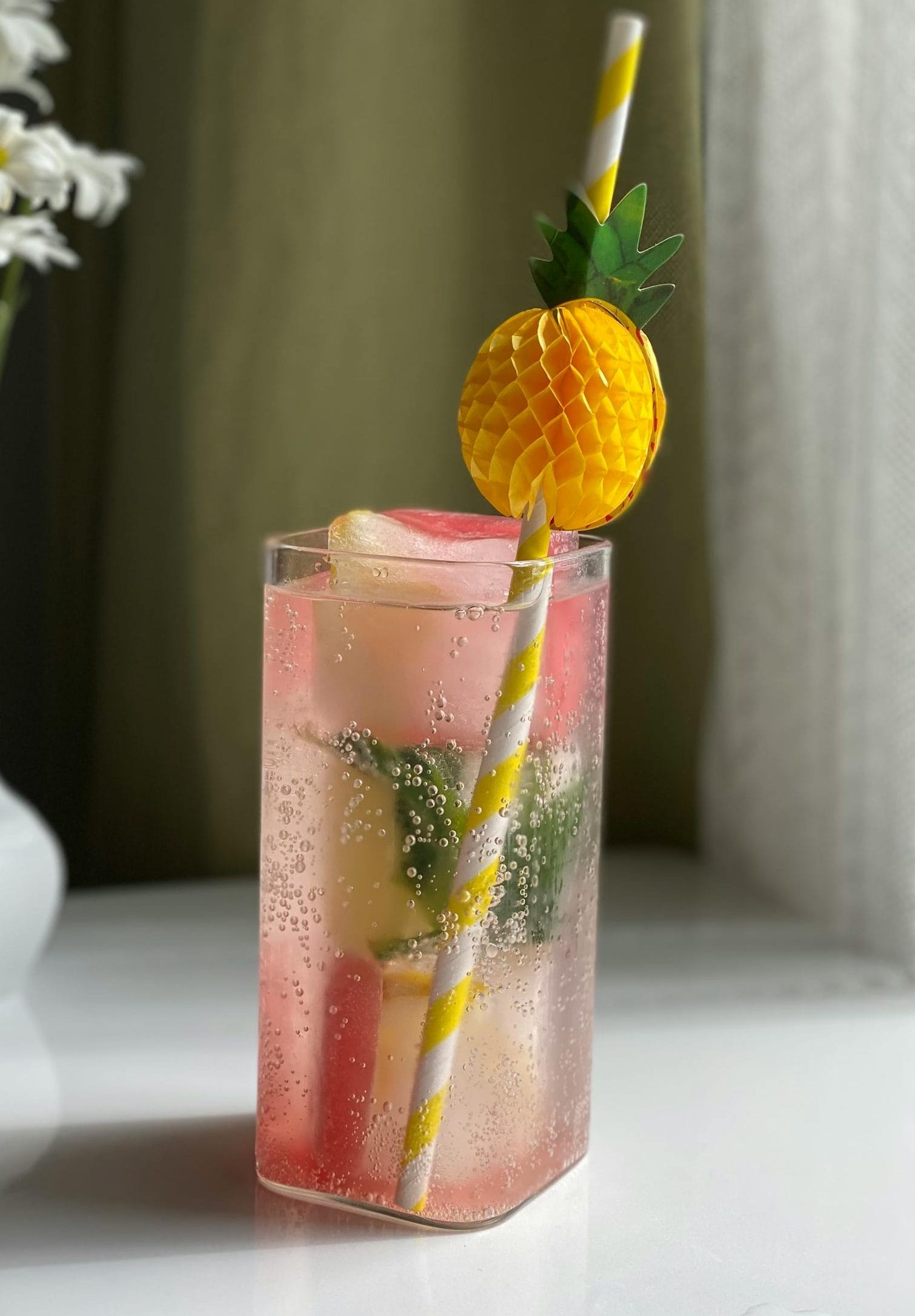 Pink Gin & Tonic Pink gin and tonic recept - enkel sommardrink