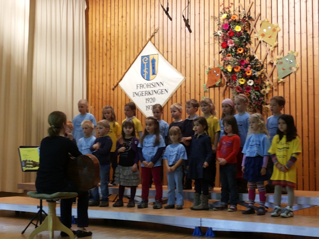 Unser Kinderchor beim Weinfest 2013