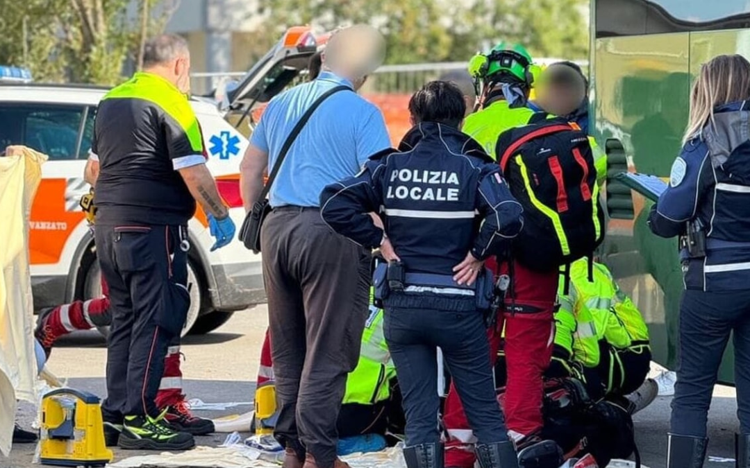 Schiacciata da un autobus fuori da scuola: morta 14enne a Piacenza