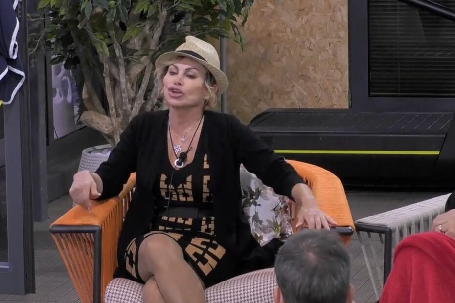 “Dai, mi vergogno…”. Grande Fratello, Carmen Russo tira fuori cose intime con Enzo Paolo