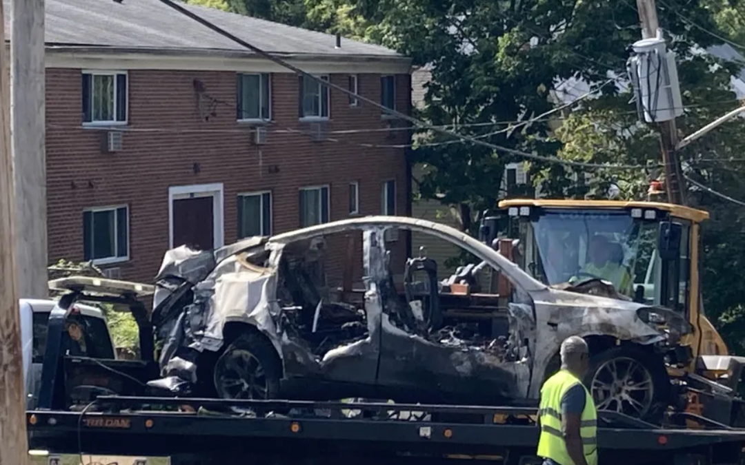 Auto elettrica si schianta e va a fuoco. Morte carbonizzate nonna e nipotina