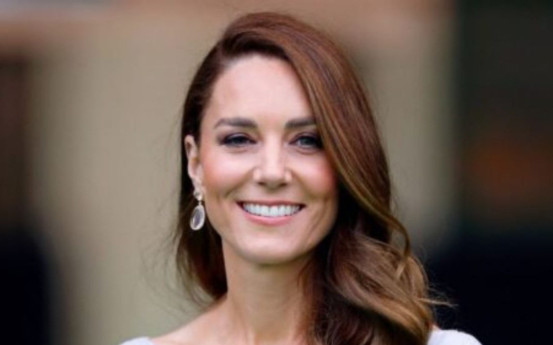 Kate Middleton torna agli impegni pubblici: la foto con la ragazza malata di cancro