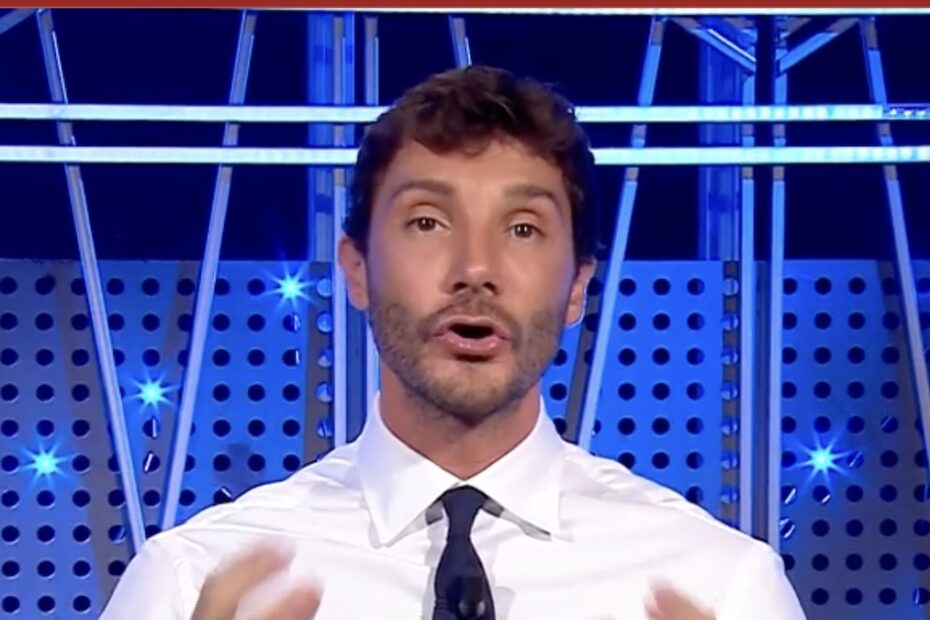 “Ma che fanno?”. Affari tuoi, Stefano De Martino abbraccia le concorrenti, i commenti del pubblico