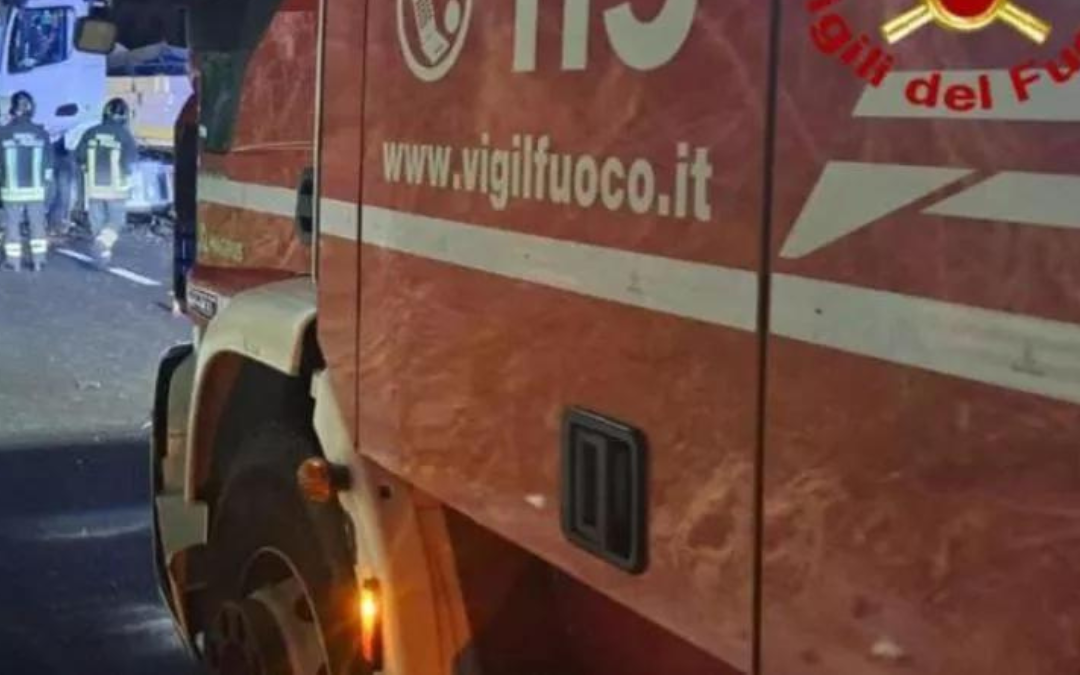 Dà fuoco alla moglie in macchina, lei scappa ma lui la finisce a mani nude