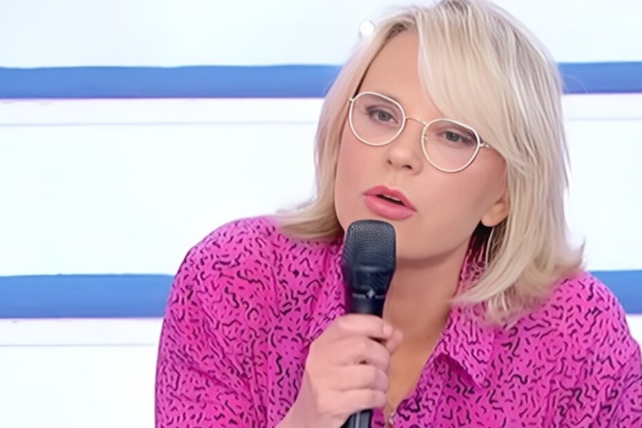 “Maria De Filippi li ha mandati via”. Uomini e Donne, fuori gli altarini poi la cacciata della coppia