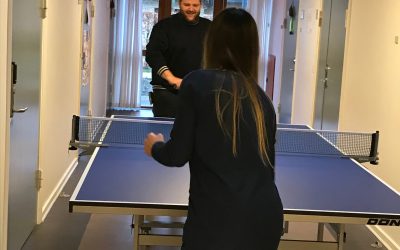 Bordtennis kan lige aflede – og skabe smil