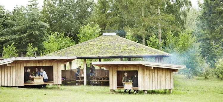 Shelters og bålhytte hos Haldbjerg Naturcampus
