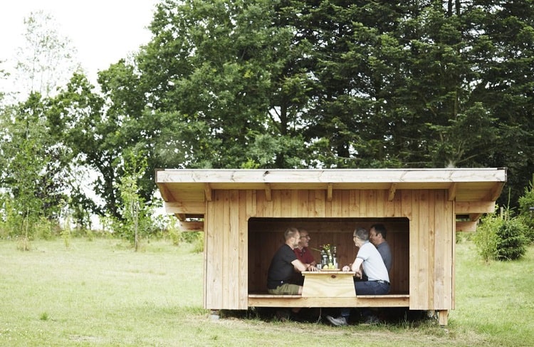 Hygge i en shelter i naturen
