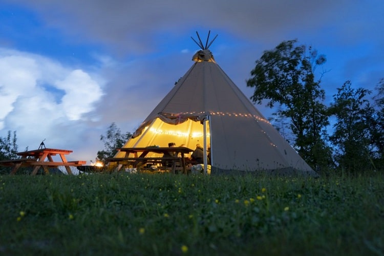 Tipi om aftenen med lys