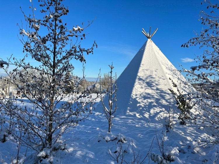 Tipi dækket af sne
