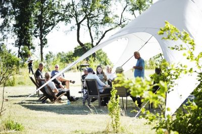 Teambuilding samling Samling af team under telt