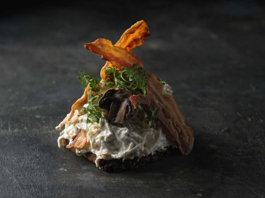 Smørrebrød Torvehallerne. Frokostordning i københavn. Hønsesalat med bacon og kørvel