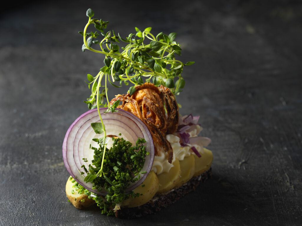 Kartoffelmad med stegte løg smørrebrød