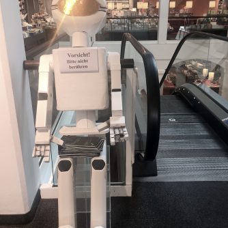 Roboter vor Rolltreppe