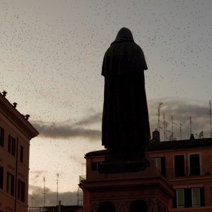 Statue von Giordano Bruno in der Dämmerung