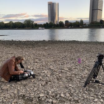 Kameramann filmt ein Exemplar des Buches Danke, nicht gut am Heuler Rheinufer in Bonn