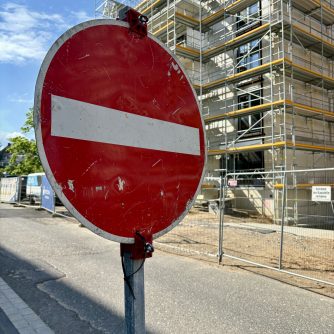 Einfahrt verboten Schild vor Baustelle