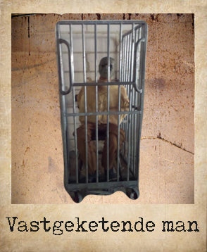 Vastgeketende man incl kooi