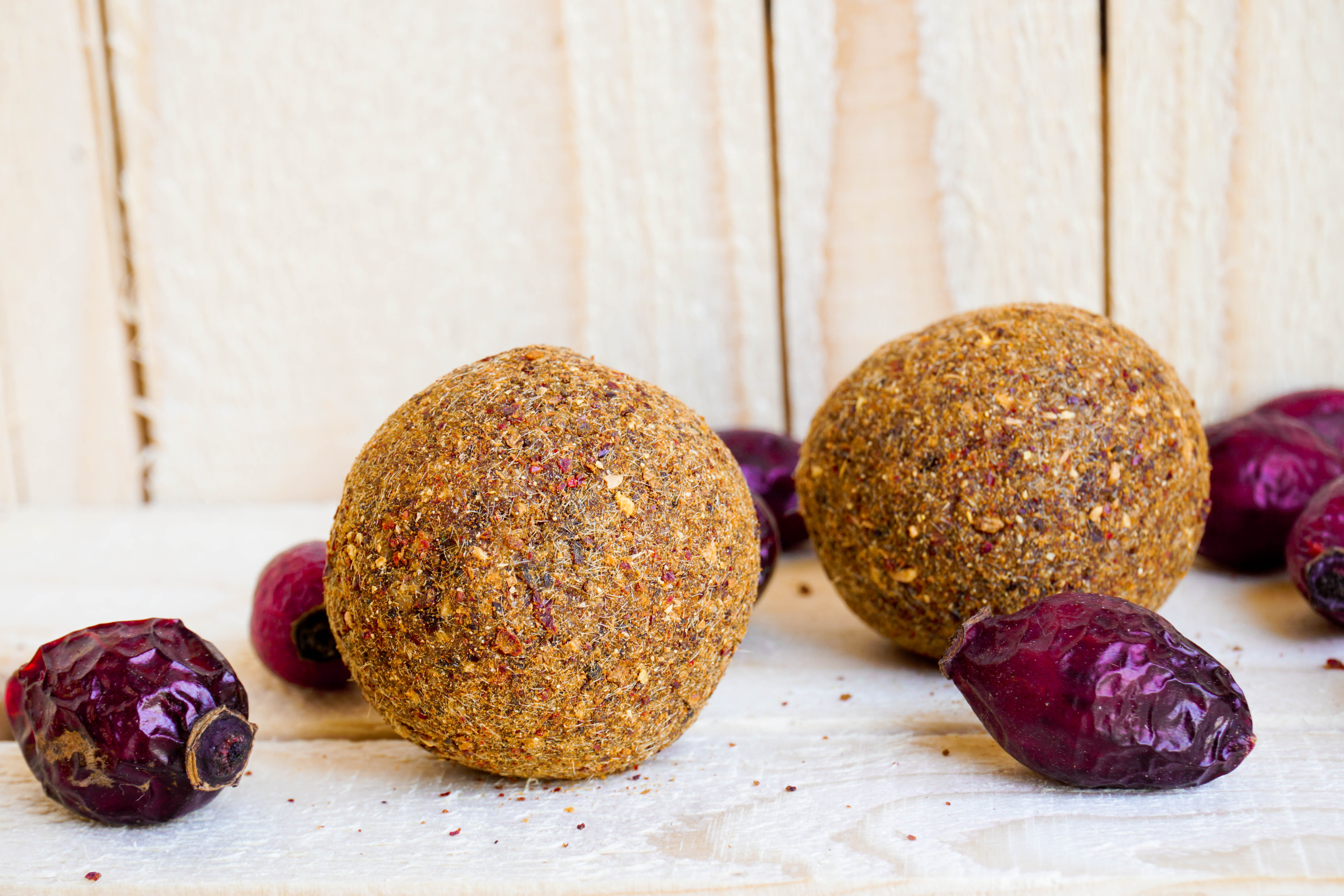 Nyponbollar Syrliga dadelbollar med nyponpulver Hälsa som livsstil