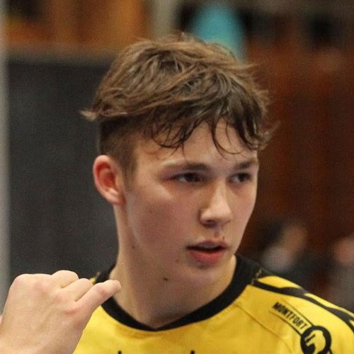 „Jörg ist ein Mentor, wie man ihn sich wünscht: kompetent, sympathisch und immer lösungsorientiert. Durch sein Coaching konnte ich mein Spiel auf ein neues Level heben und gleichzeitig auch mental gestärkt in die Saison gehen. Seine praxisnahen Tipps und tiefgreifenden Analysen sind Gold wert.“
