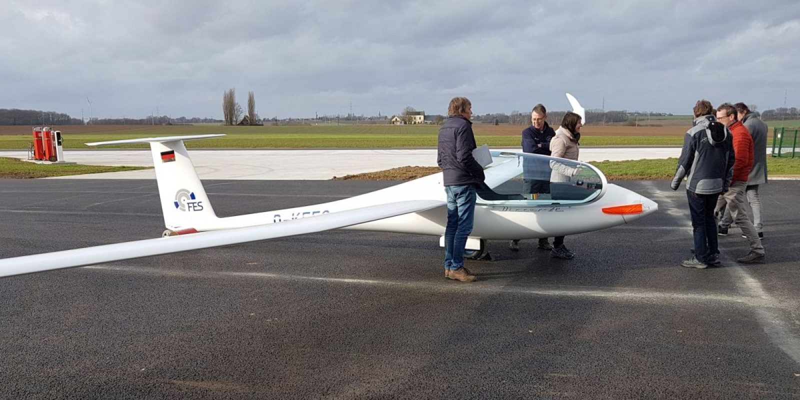 Malgré une météo froide et venteuse, Schempp-Hirth a tenu à exposer le Discus 2-12m FES à motorisation électrique.