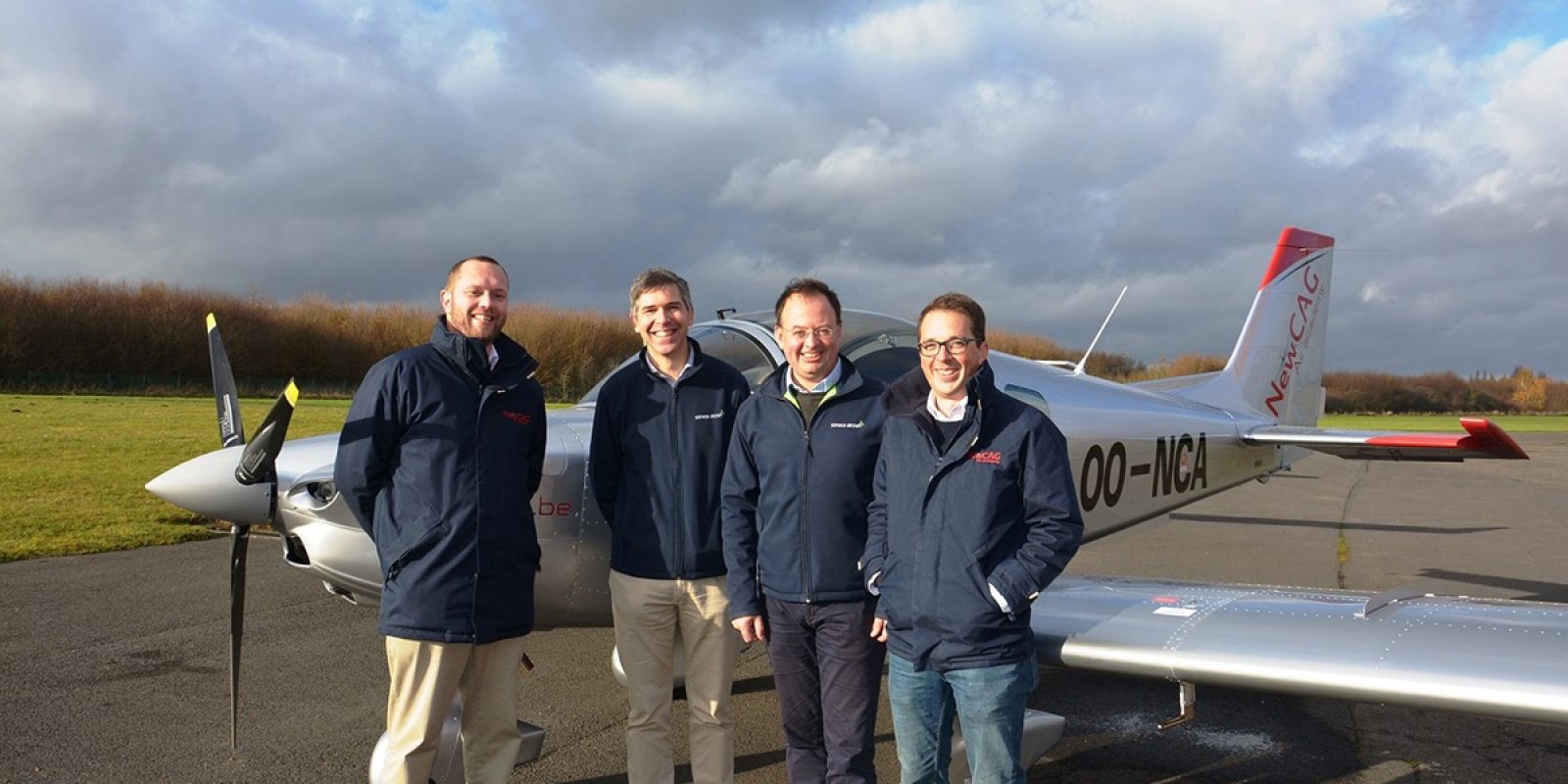 La première livraison: de gauche à droite Denis Petitfrere (CEO New CAG), Harold van der Straten (CEO Sonaca Aircraft), Pierre Van Wetter (Sonaca Aircraft) et Arnaud Libeau (New CAG). (Photo Sonaca Aircraft)