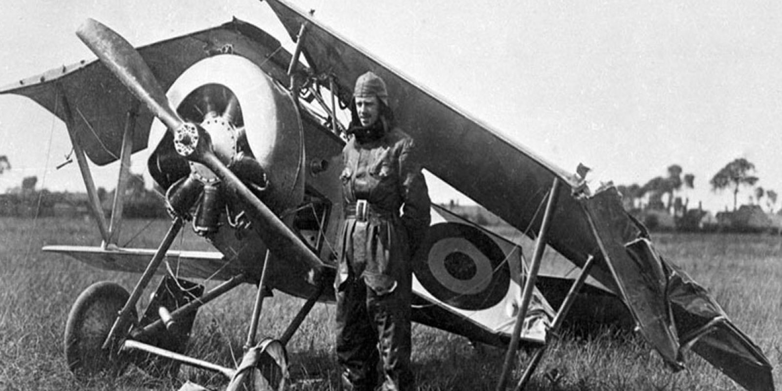 L’intrépide Edmond Thieffry rejoignit rapidement la confrérie des « casseurs de bois », mais s’est toujours sorti indemne de ces désagréables péripéties. Il est représenté ici à côté de son Nieuport XVII alors que son avion qui s’est mis sur le dos a été remis sur ses pattes après un atterrissage forcé dû à une panne de moteur survenue le 3 juin 1917 à Caeskerke. (AELR)