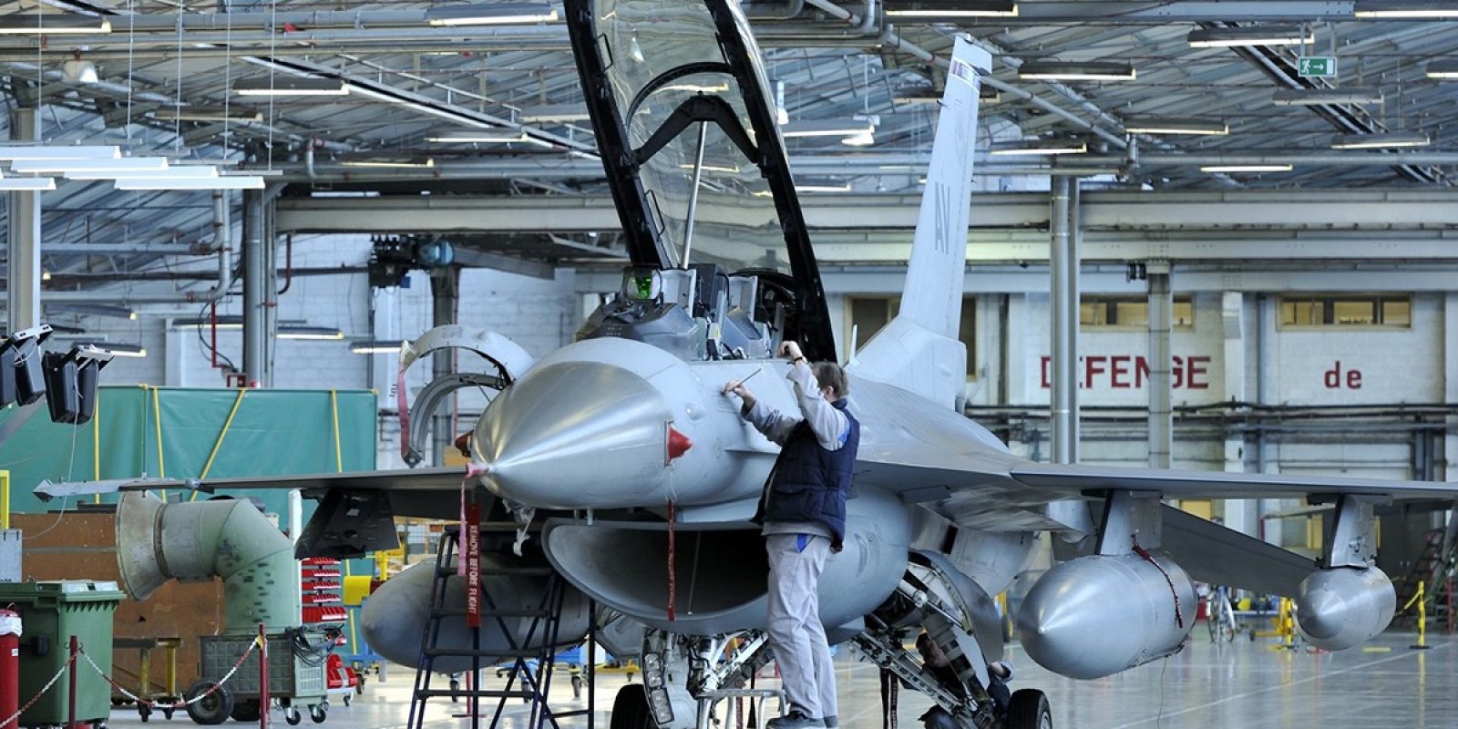 SABCA est très fière d’être le seul fournisseur européen de services MRO-U au niveau « depot level » pour les F-16 de l’US Air Force. Un F-16DG du 31 Fighter Wing d’Aviano est ici photographié en travaux dans les hangars carolorégiens. (Photo SABCA)