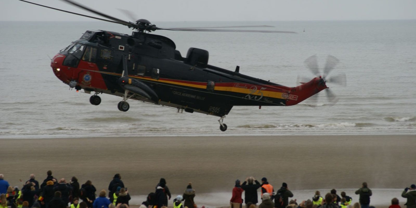 … en vue de s’y poser devant une foule avide de photographies.