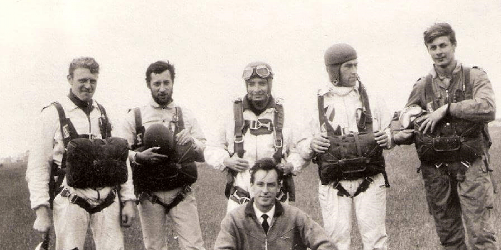 Jan Van Risseghem als piloot van parachutisten in Moorsele. (Archief Guido Bouckaert)