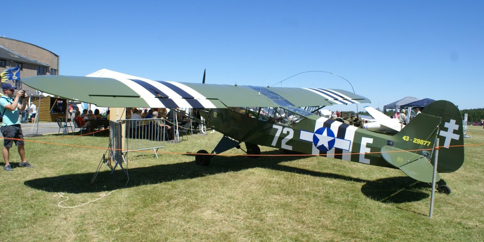 Le superbe Piper L-4H Grasshopper appartenant en copropriété à Philippe Mordant portant les cocardes américaines.