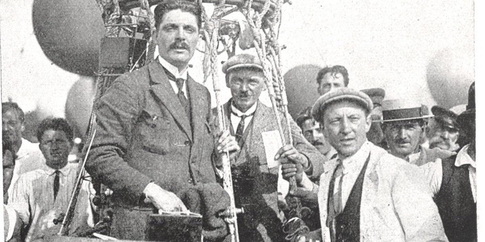 Juste avant le départ de la course Gordon Bennett le 6 août 1922 à Genève: de gauche à droite, Ernest Demuyter, Veenstra et Félix Van den Bemden. Le ballon parcourut 1.372 km en 28 heures 49 minutes et prit ainsi la tête du classement. (Archive La Conquête de l’Air)